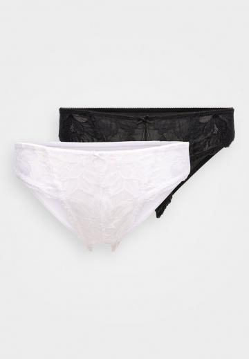 Трусы на бедрах