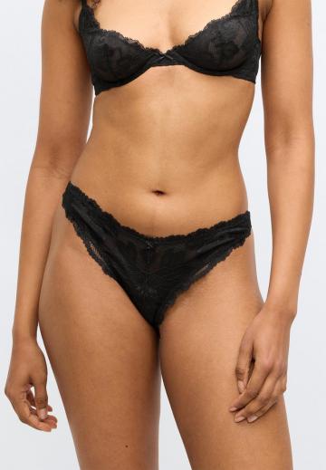 Трусы на бедрах