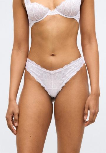 Трусы на бедрах