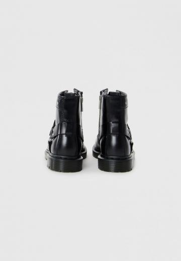 Ботинки на шнуровке