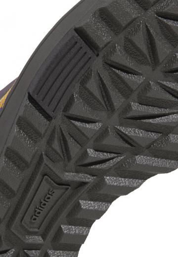 Походные кроссовки