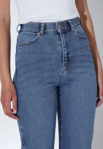 Прямые джинсы