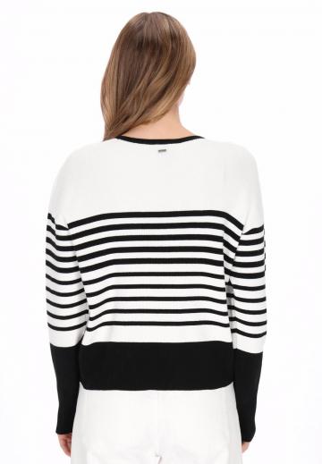 Пуловер в полоску