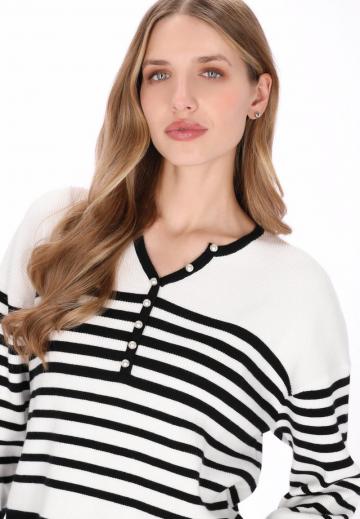 Пуловер в полоску