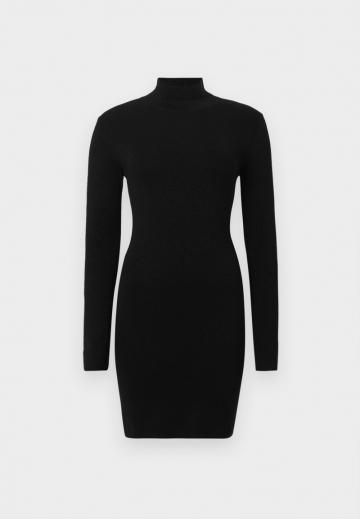 Вязаное платье