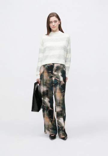 Пуловер в полоску