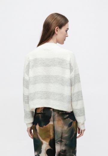 Пуловер в полоску