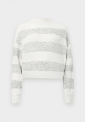 Пуловер в полоску