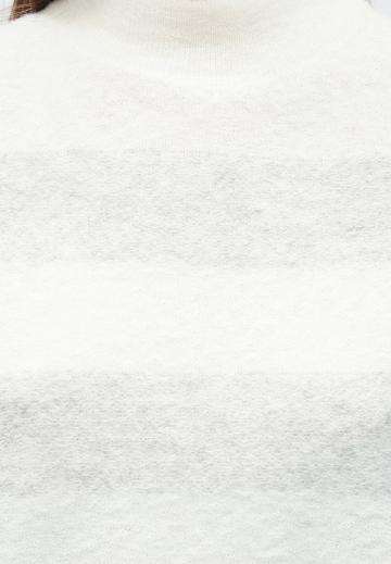 Пуловер в полоску