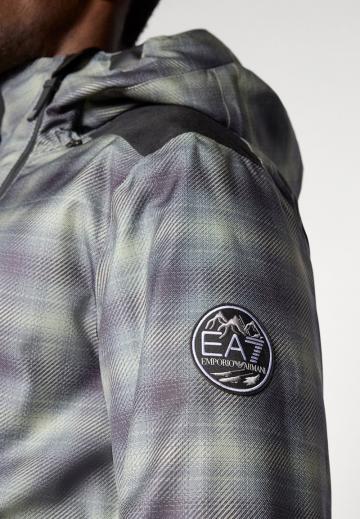 Сноубордическая куртка