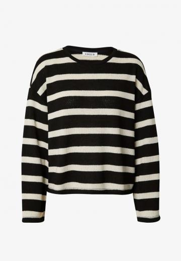 Пуловер в полоску