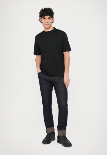 Узкие джинсы