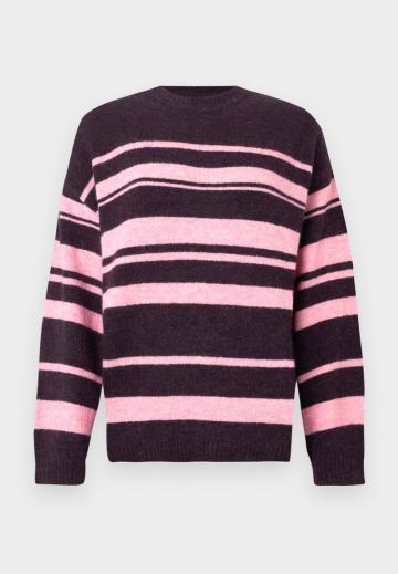 Пуловер в полоску