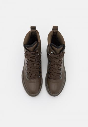Ботинки на шнуровке