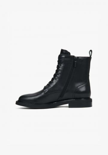 Ботинки на шнуровке