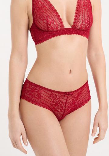 Трусы на бедрах