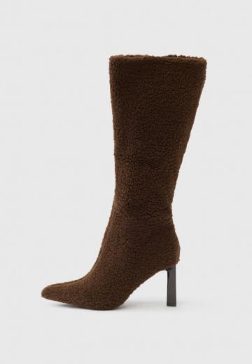 Высокие сапоги