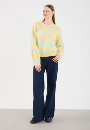 Пуловер в полоску