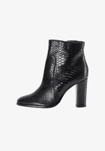 Высокие сапоги