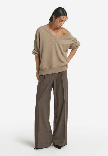 Пуловер с вырезом V