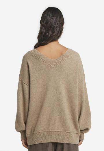 Пуловер с вырезом V