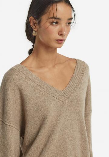 Пуловер с вырезом V