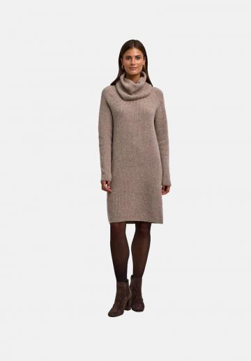 Вязаное платье