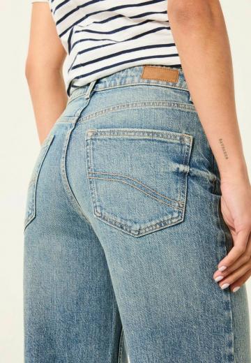 Прямые джинсы