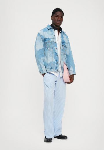 Джинсовая куртка