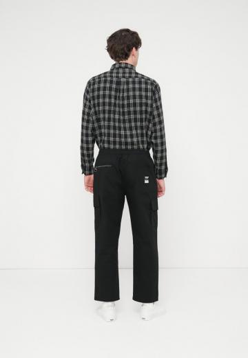 Брюки с накладными карманами