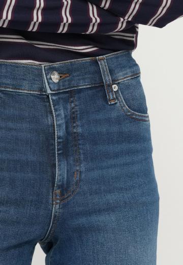 Короткие джинсы