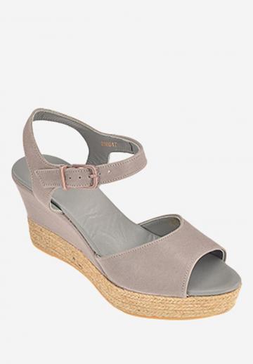 Босоножки на танкетке