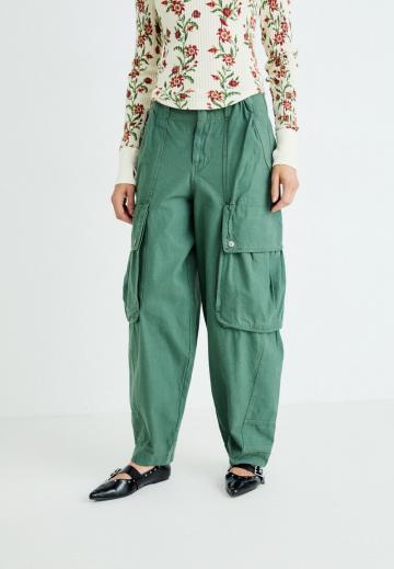 Брюки с накладными карманами