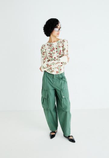 Брюки с накладными карманами