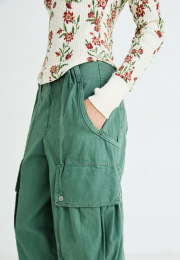 Брюки с накладными карманами