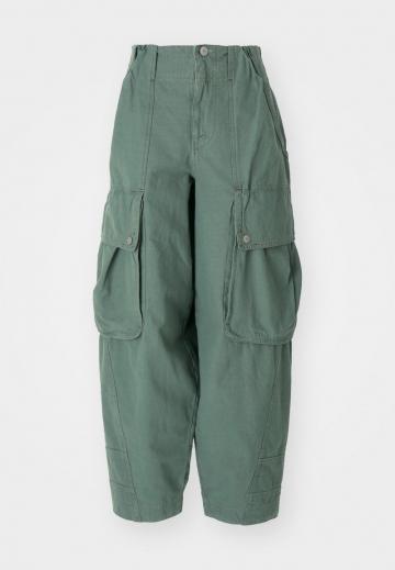 Брюки с накладными карманами