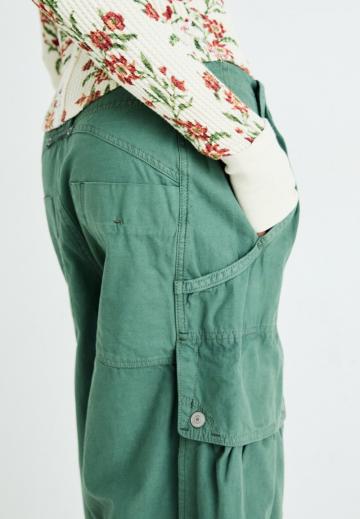 Брюки с накладными карманами