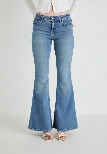 Узкие джинсы