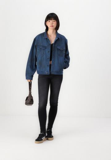 Куртка с накладнымит карманами