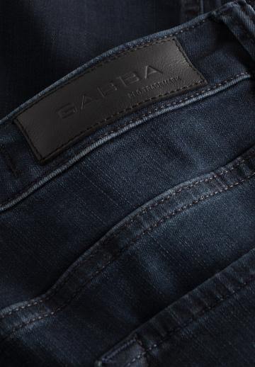 Узкие джинсы