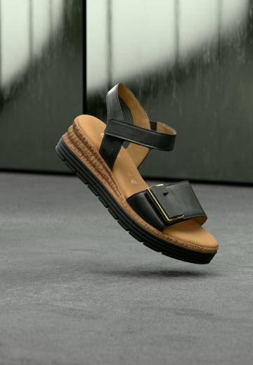 Босоножки на танкетке