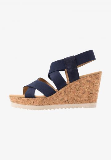 Босоножки на танкетке