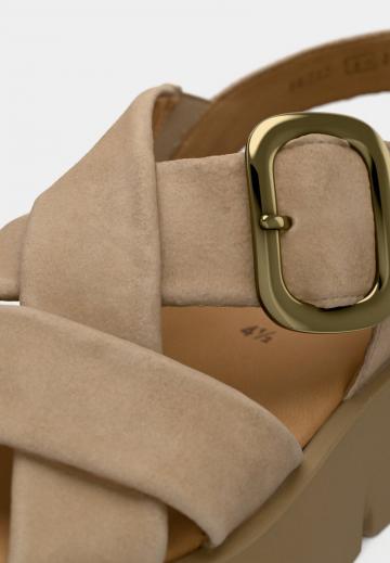 Босоножки на танкетке