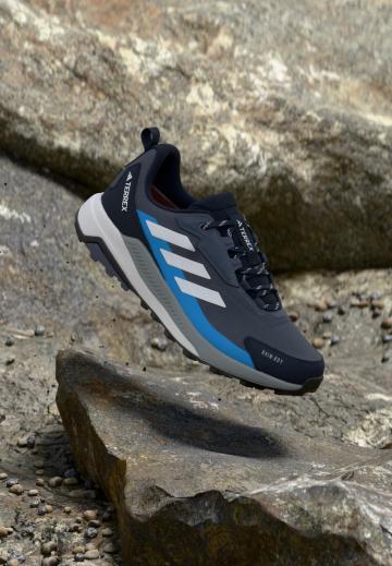 Походные кроссовки