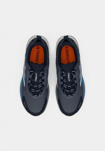 Походные кроссовки