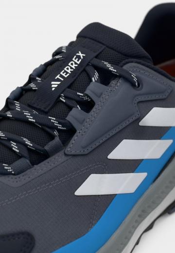 Походные кроссовки