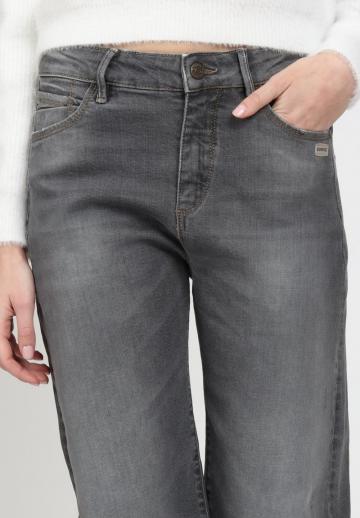 Короткие джинсы