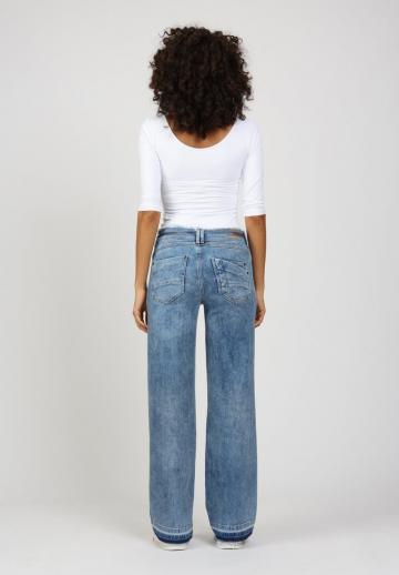 Прямые джинсы