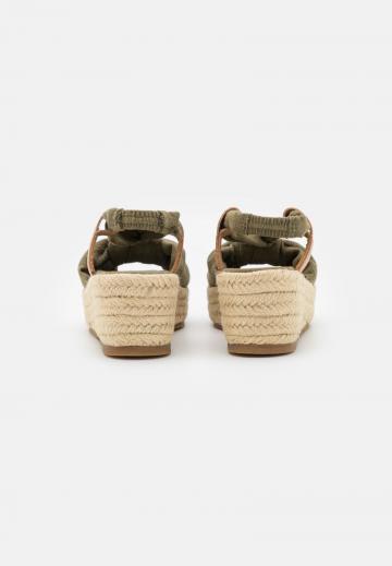 Босоножки на танкетке