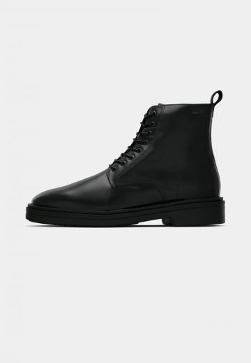 Ботинки на шнуровке